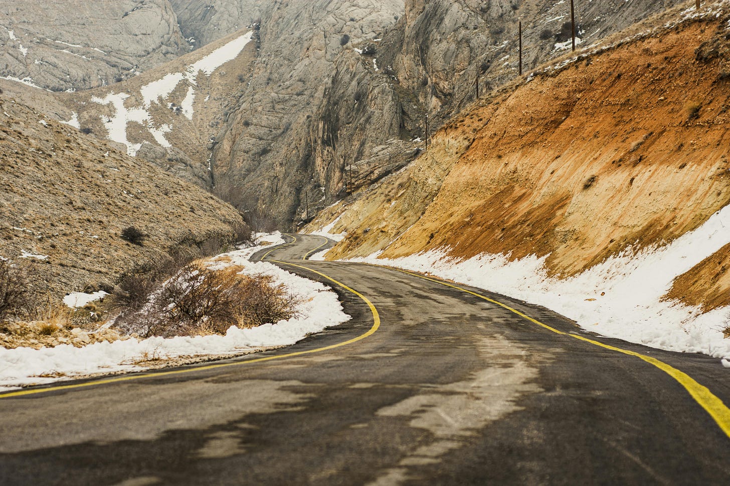 đường Snowy Mountain Với Vạch Vàng Vào Mùa đông