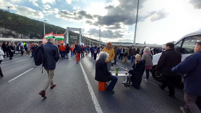 Hadházy-tüntetés: több híd, mint kolbász | Magyar Narancs Hadházy-tüntetés: több híd, mint kolbász | Magyar Narancs