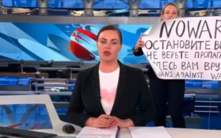 De Russische journaliste Marina Ovsyannikova verscheen tijdens een nieuwsuitzending met een protestbord in beeld.