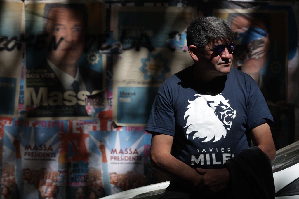 A Milei supporter wears a t-shirt with the campaign's lion symbol.