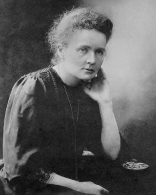 Cientista Marie Curie com o rosto apoiado em uma das mãos