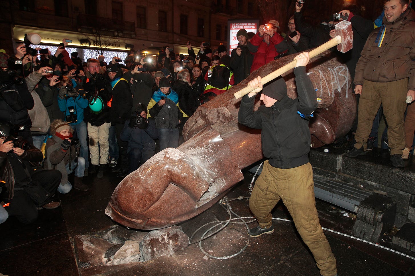 Kiev protesters topple Vladimir Lenin statue