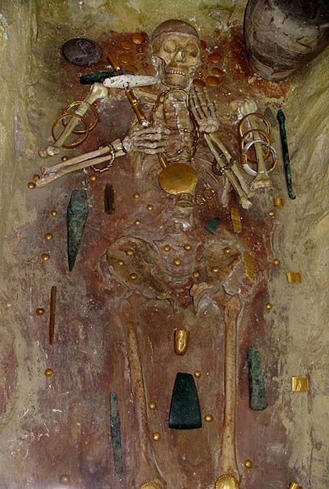 Entierro opulento con ajuar funerario de cobre y oro; Tumba masculina de Varna (Bulgaria). Quinto milenio antes de Cristo. (Yelkrokoyade / CC BY-SA 3.0)