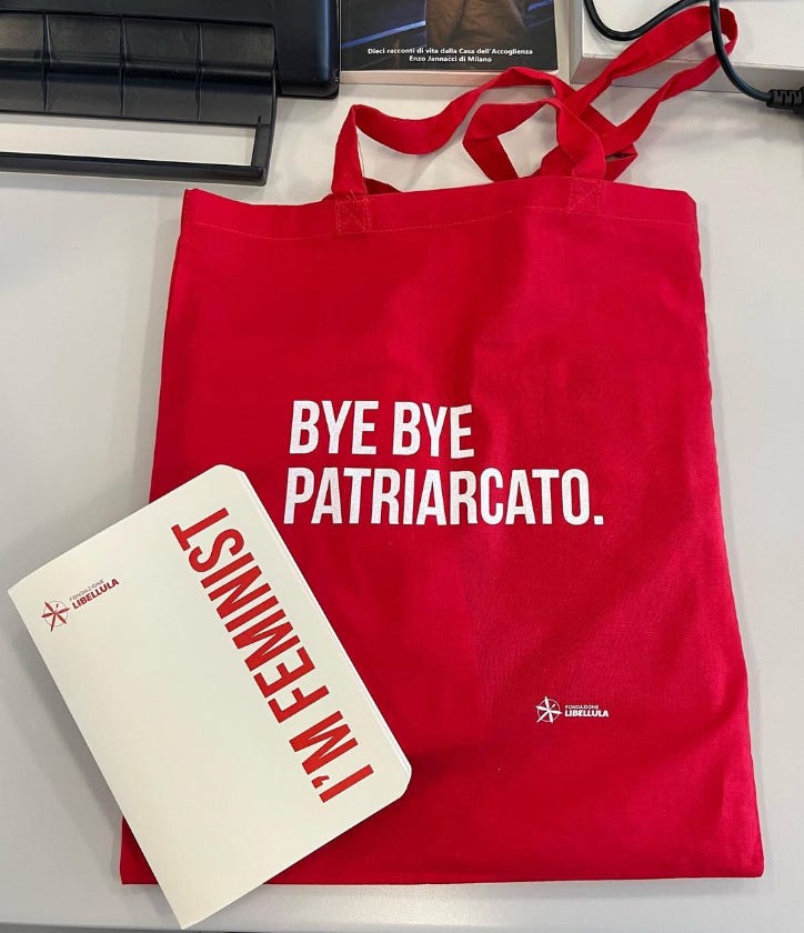 Una borsa con la scritta Bye bye Patriarcato e un'agenda con la scritta I'm feminist