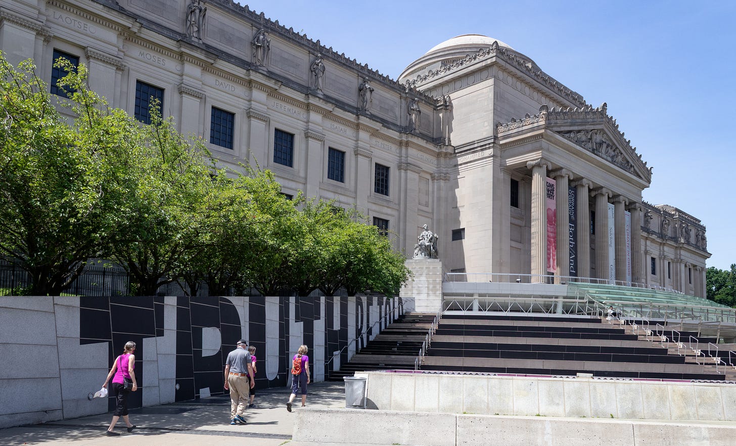 brooklyn museum - visitors walking to the steps into the brooklyn museum brooklyn museum - visitors walking to the steps into the brooklyn museum