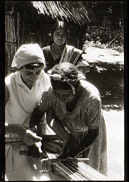 Josef Albers, Anni Albers and local weavers, Santo Tomás, Oaxaca, Mexico, 1956 (Detail). Courtesy of The Josef and Anni Albers Foundation 1976.7.578. Photo: Tim Nighswander/Imaging4Art. © The Josef and Anni Albers Foundation/Artists Rights Society, NY. D.R. © Josef Albers/ARS/VG Bild-Kunst/SOMAAP/México/2020.