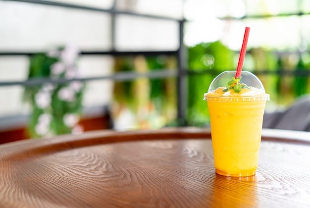 Batidos de mango de vidrio en la cafetería | Foto Premium