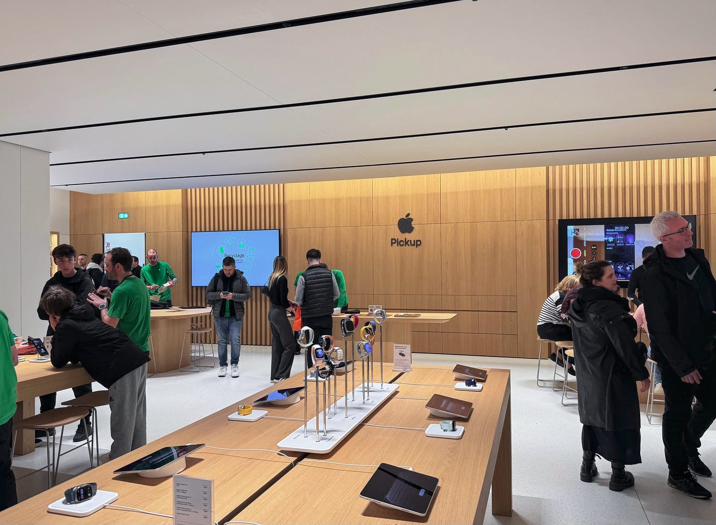 The Apple Pickup counter at Apple Parly 2.