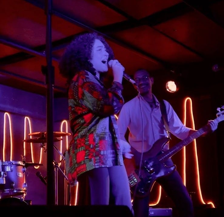 mulher cantando