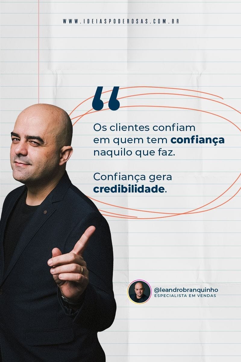 O palestrante Leandro Branquinho apontando para a frase "Os clientes confiam mais em quem tem confiança"