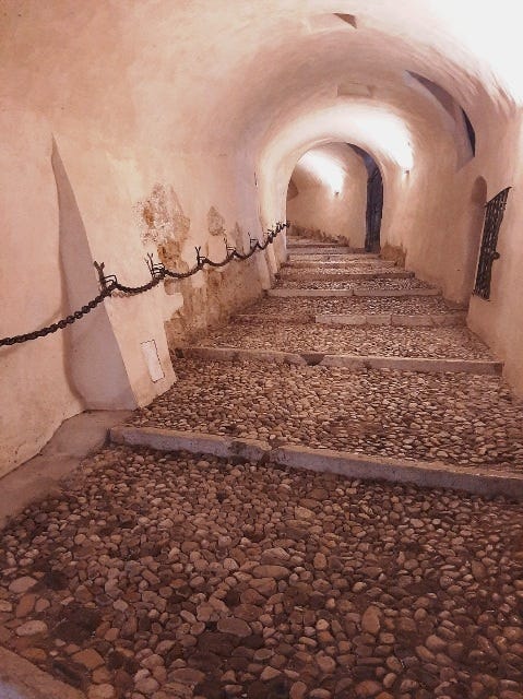 il corridoio d'ingresso al castello di Rovereto, sede del museo della guerra