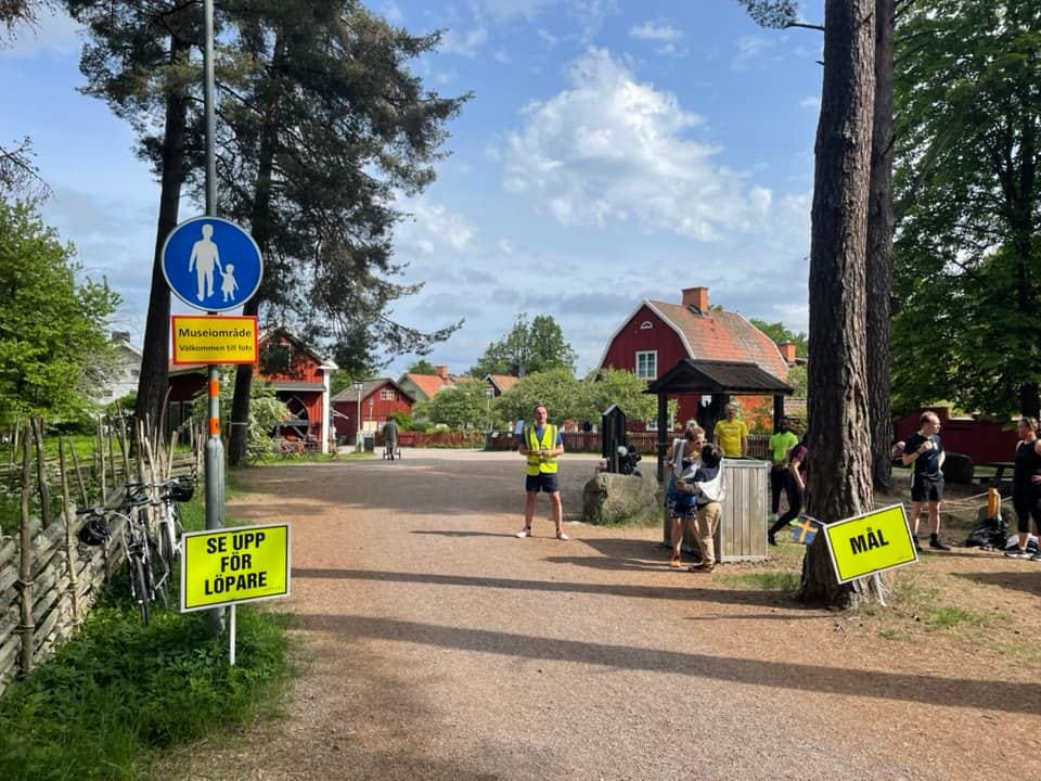 Signs in Swedish at the finish line, warning people to watch out for runners.