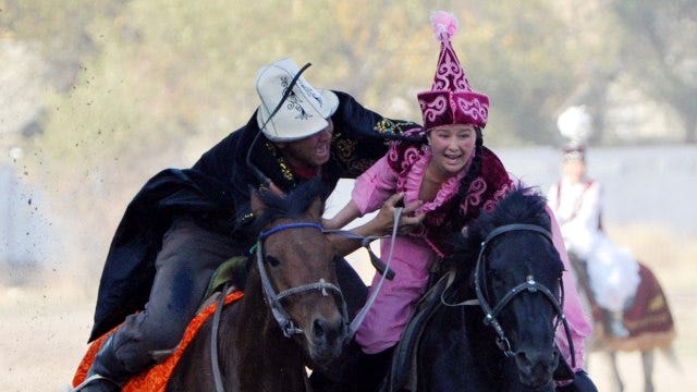 Kyz Kuu, Tradisi Wanita Kazakhstan Cambuk Prianya Saat Balapan Kuda |  kumparan.com