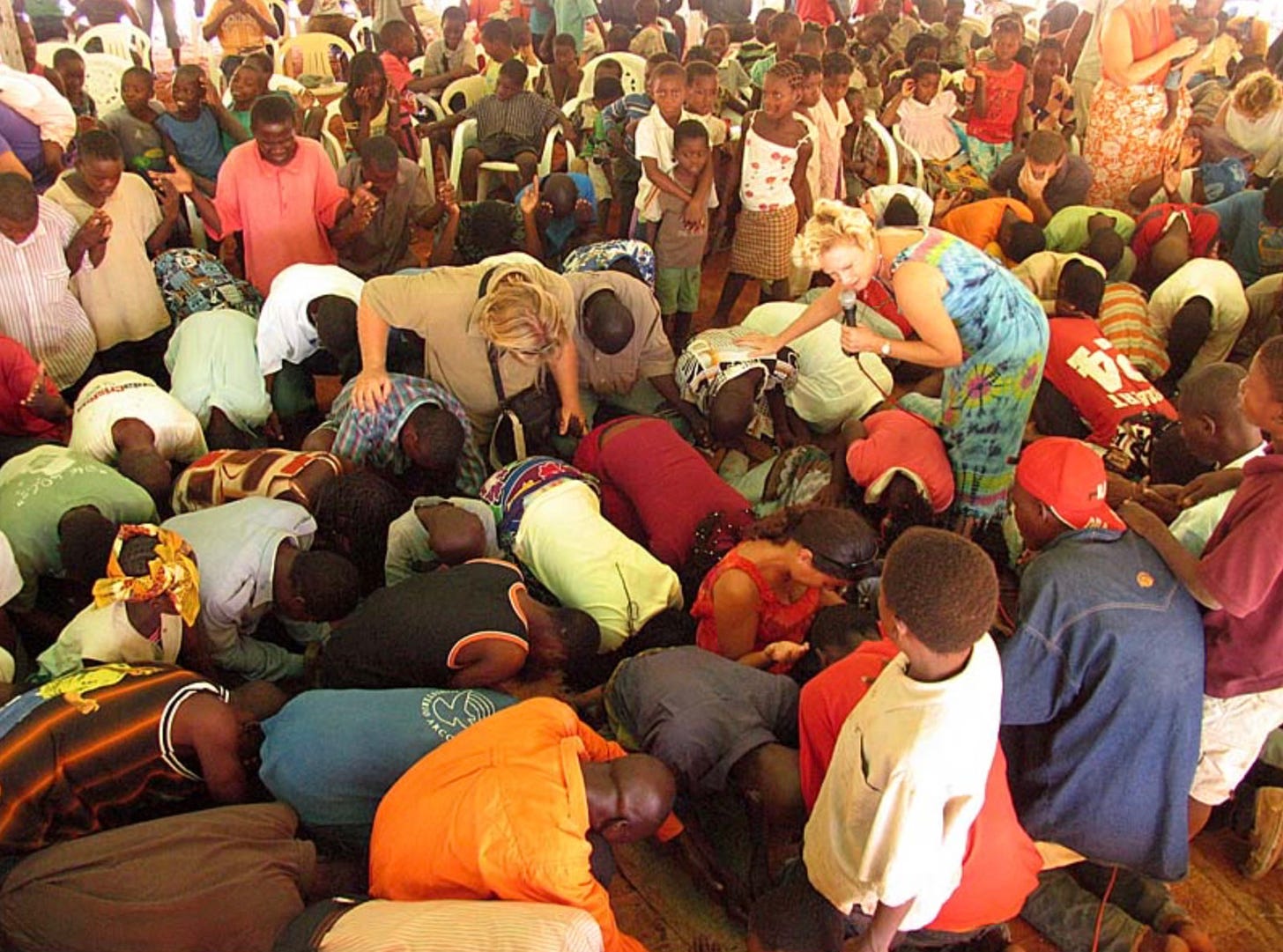 Heidi Baker praying with African children