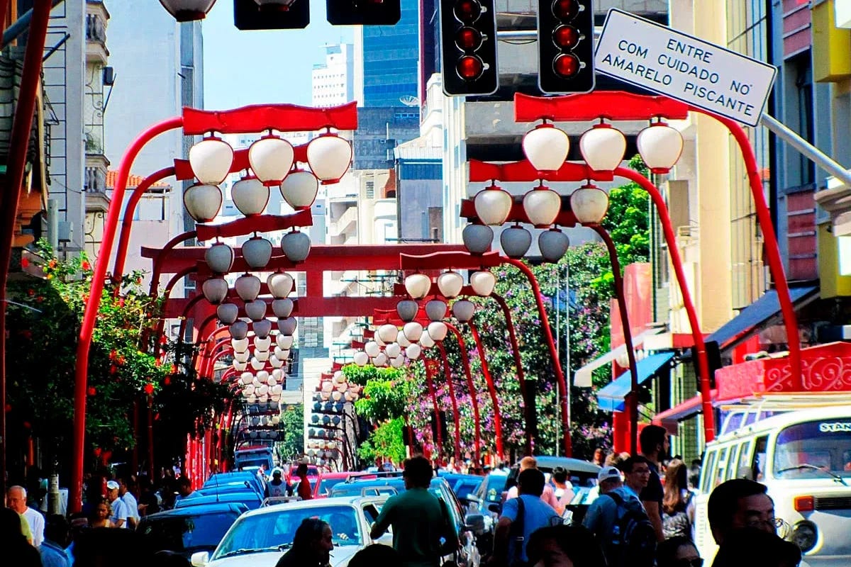 A agitada feira da Praça da Liberdade, que acontece todos os finais de semana