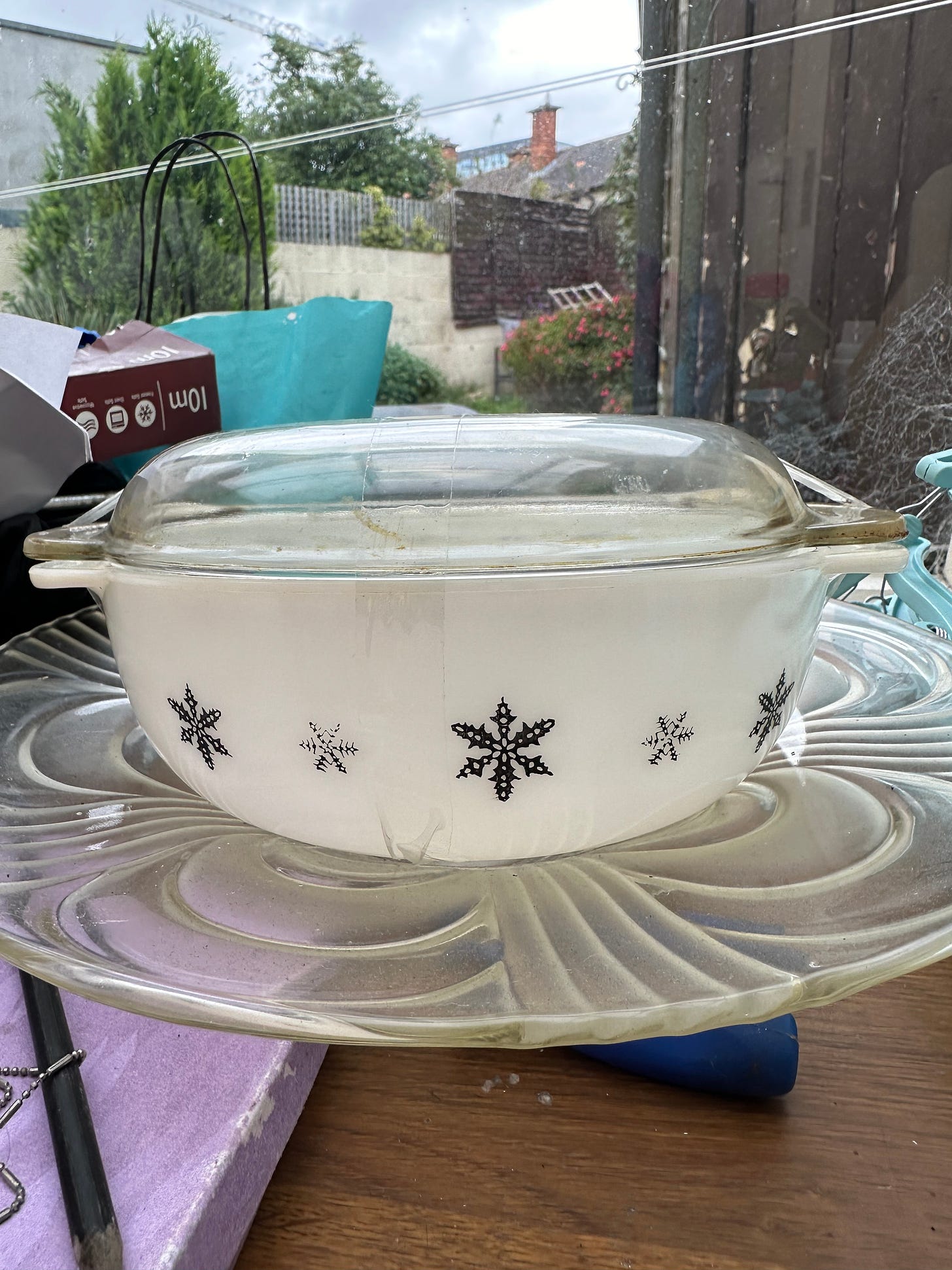 Vintage Pyrex casserole dish in the ‘Snowflake’ pattern