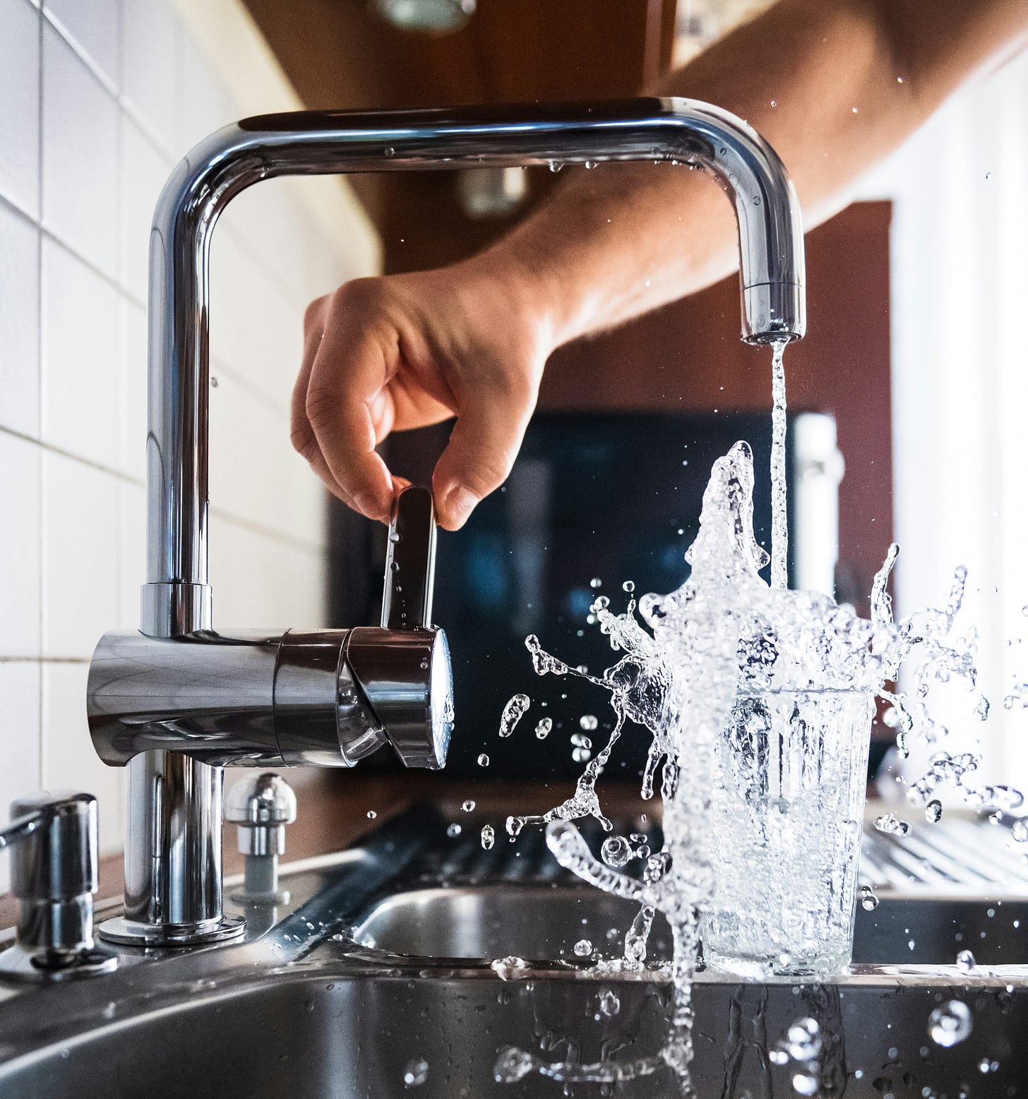 Water splashing out of sink Water splashing out of sink