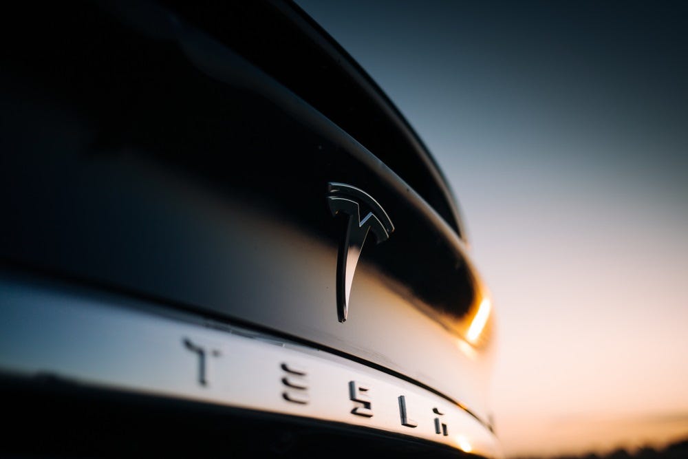 Logo Tesla : connatre l'origine, l'histoire et la signification de la  marque de voiture électrique.