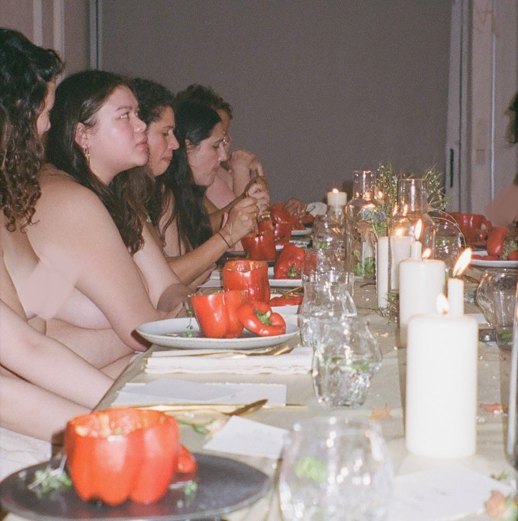 Women eating red peppers and in discusion at a Looni and Füde dinner event
