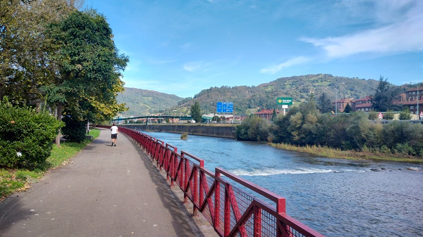 Paseo junto al río Caudal, en Mieres, Asturias