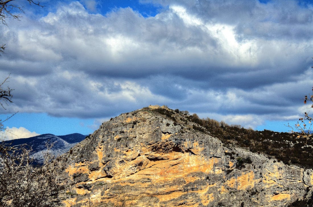 Cim del Turó d’Antona amb les restes del castell de Malagastre sobresurtint a dalt. Vernet, Artesa de Segre. Montsec de Rúbies (o de Meià). La Noguera, Lleida, Catalunya. Cim del Turó d’Antona amb les restes del castell de Malagastre sobresurtint a dalt. Vernet, Artesa de Segre. Montsec de Rúbies (o de Meià). La Noguera, Lleida, Catalunya.
