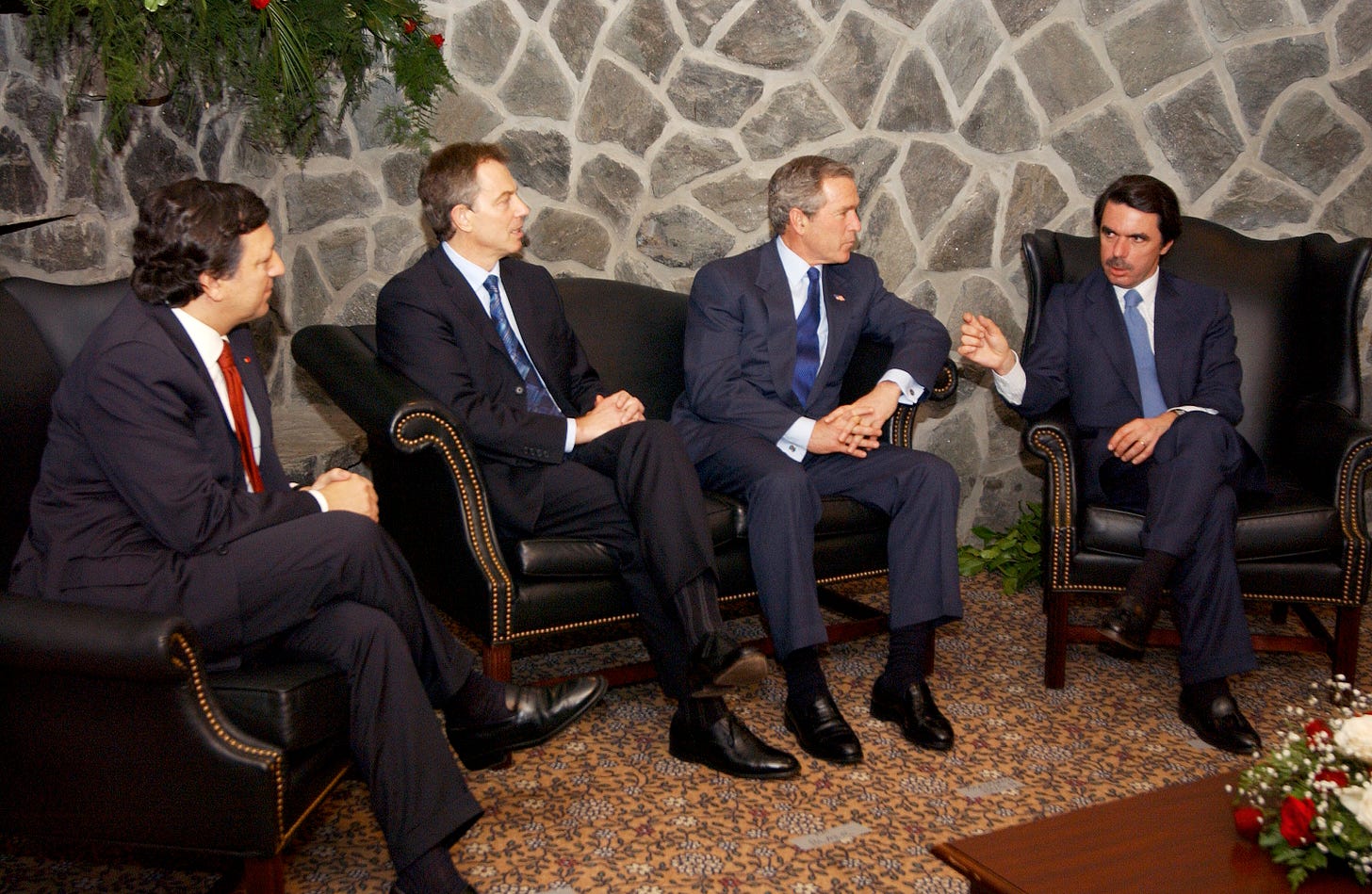 https://upload.wikimedia.org/wikipedia/commons/6/61/Bush%2C_Barroso%2C_Blair%2C_Aznar_at_Azores.jpg