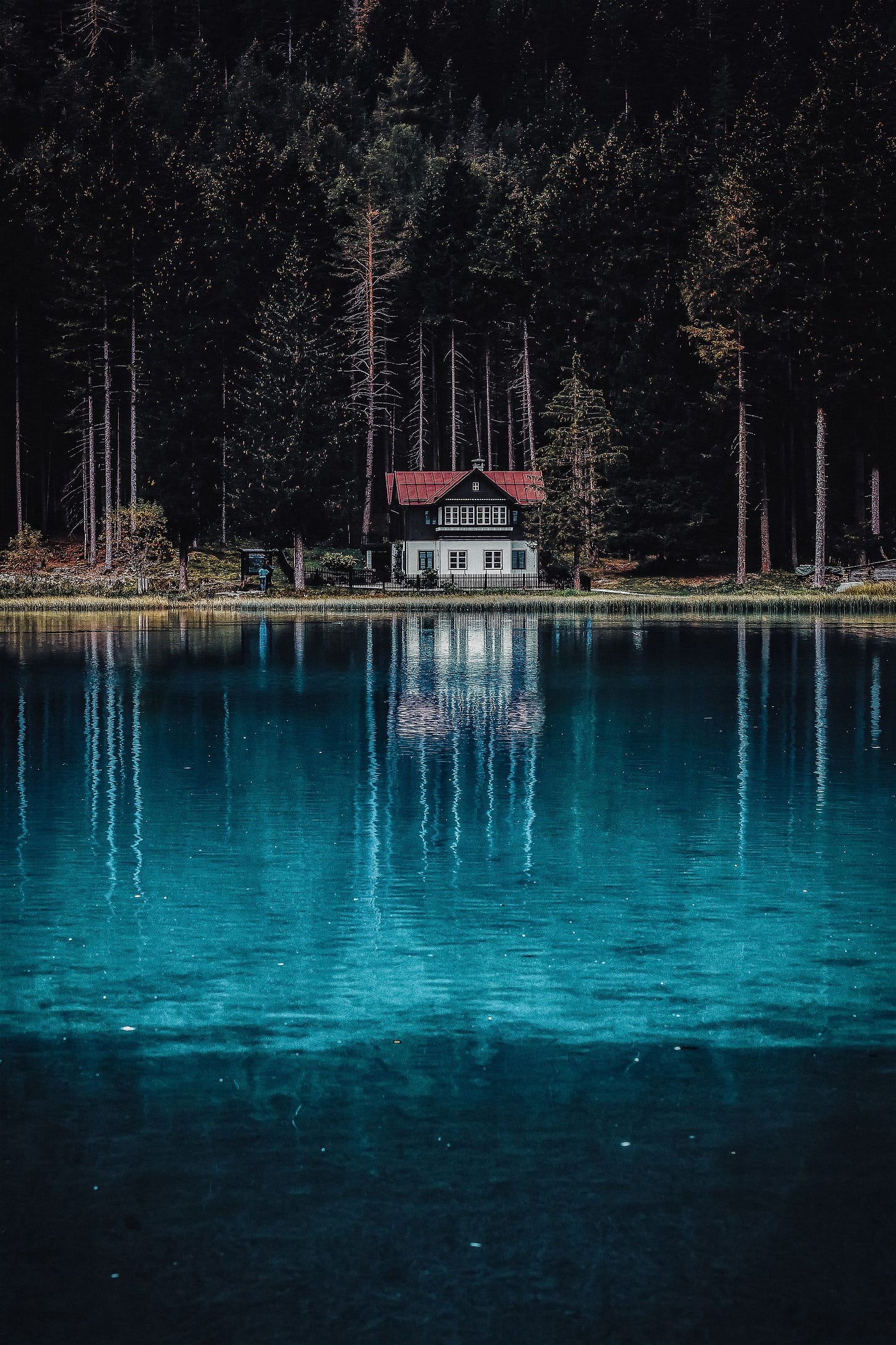 Photo of lake house by eberhard grossgasteiger from Pexels