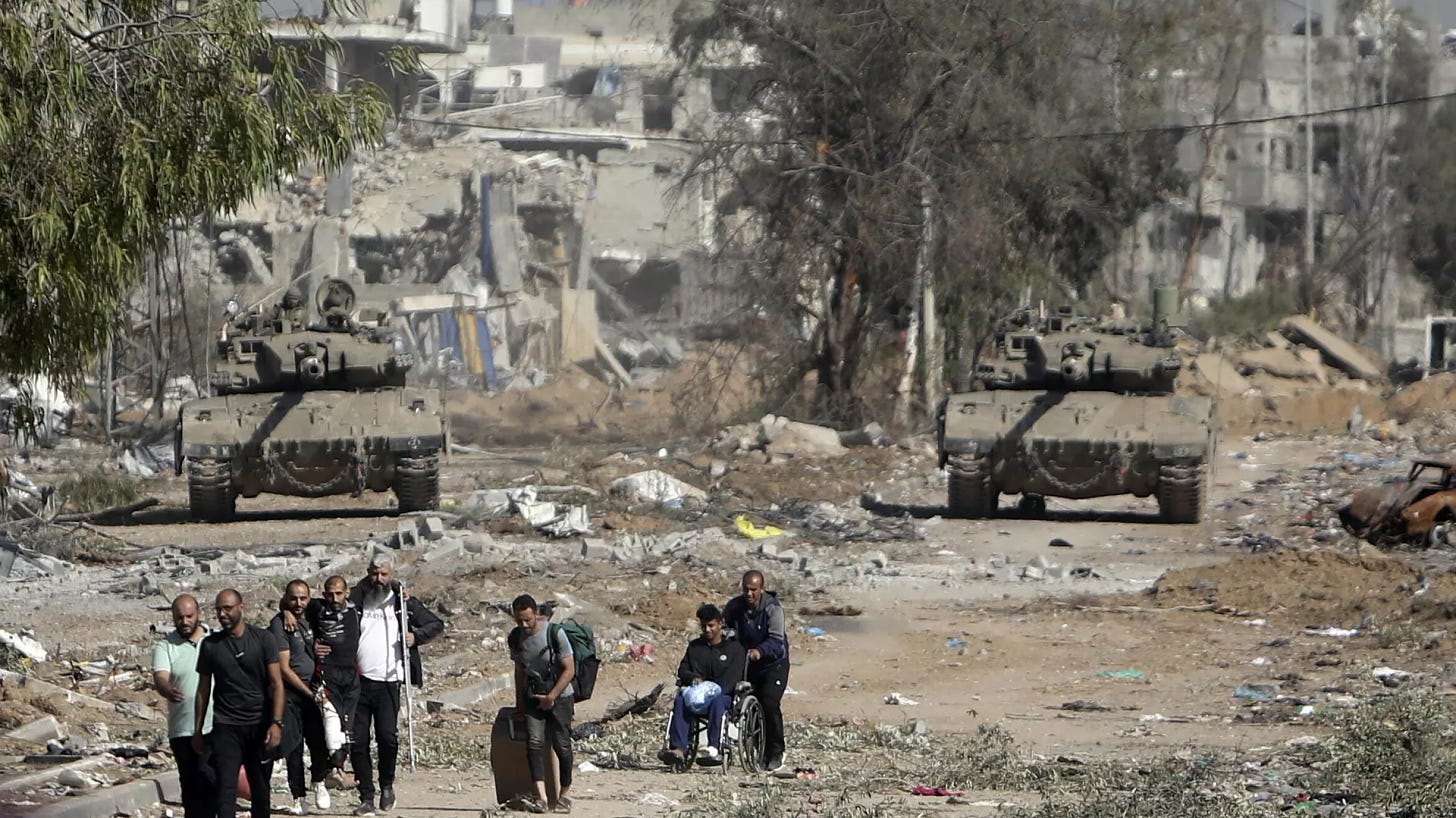 A palesztinok Gáza északi részébe menekülnek, miközben izraeli tankok blokkolják a Szalah al-Din utat a Gázai övezet középső részén 2023. november 24-én, pénteken, amikor megkezdődik az Izrael-Hamász háború négynapos tűzszünete egy megállapodás részeként Katar segített brókernek.  - Szputnyik International, 1920, 2023.12.25