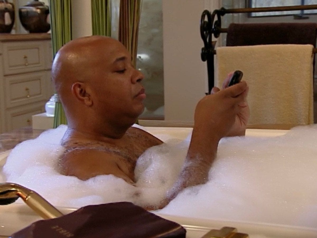 baba yaga 🎪🍒🎠 on X: "thinking about how every episode of Run's House  (2005-2009) ended with Rev Run texting in the bathtub  https://t.co/AqZpvGUEDe" / X