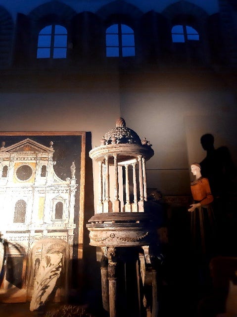 vetrina di antichità di Maurizio Salici in Via dei Serragli a Firenze