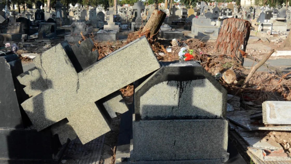 El cementerio busca recuperarse de los destrozos del temporal