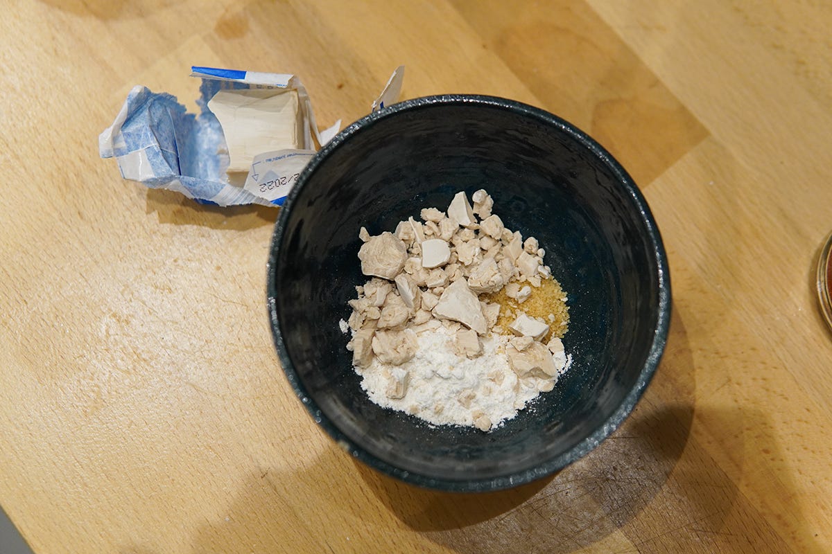 La levure émiettée avec de la farine et du sucre