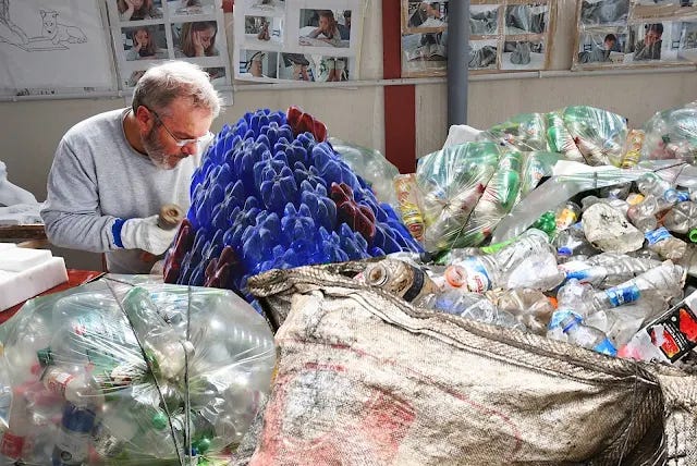 Xavier Cuenca Iturat treballant una escultura de plàstic reciclat