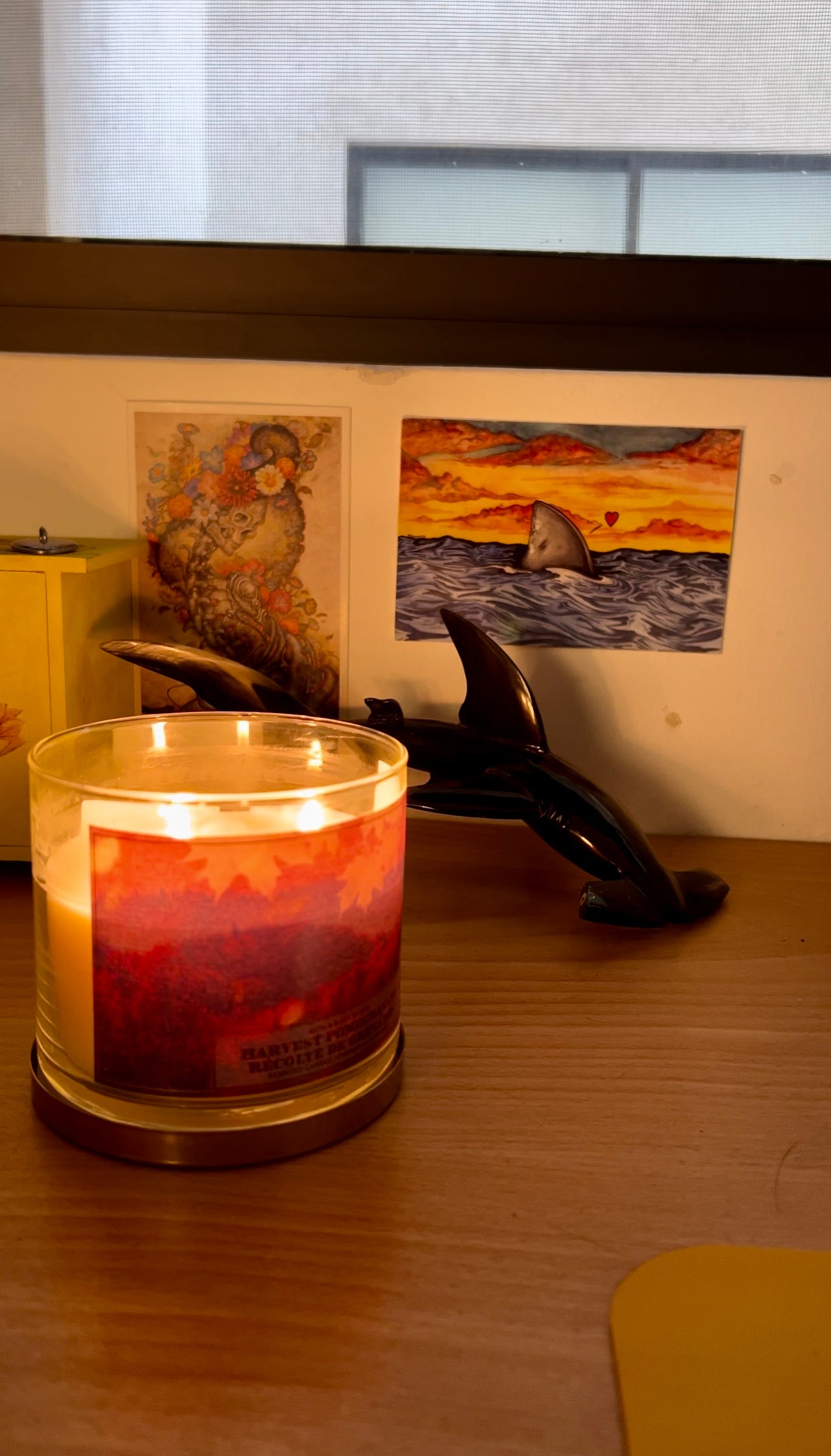 Una vela y el adorno de un tiburón