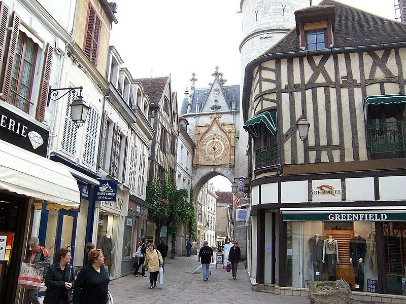 Fichier:Rue de l'Horloge (Auxerre) et la Tour de l'Horloge (2008).jpg