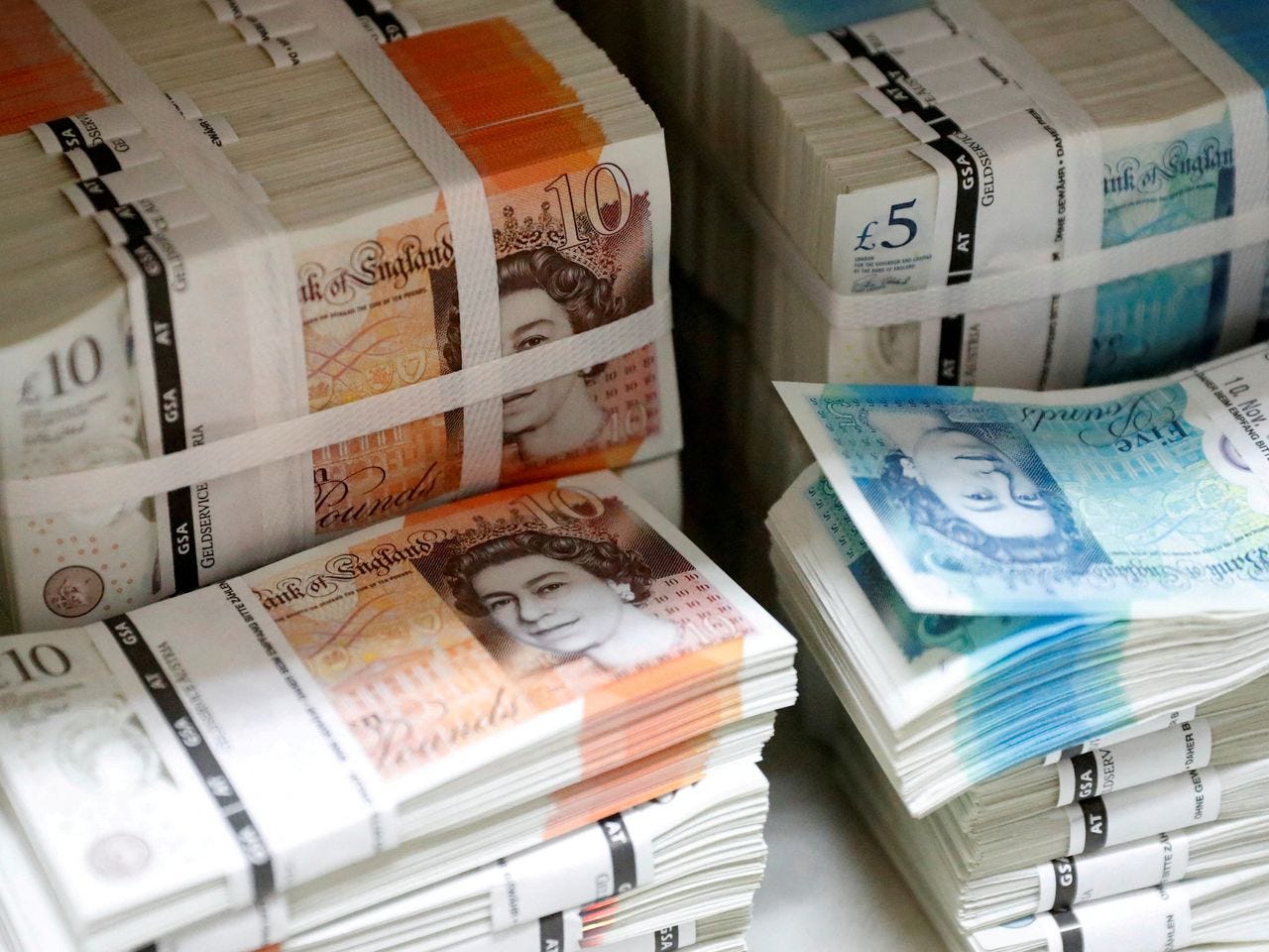 British Pound Falls to Lowest Level Since 1985 as U.K. Economic Pain Mounts  - WSJ