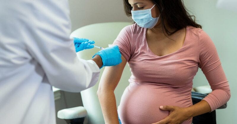 ilustrasi-wanita-hamil-sedang-menerima-suntikan-yang-diberikan-oleh-dokter