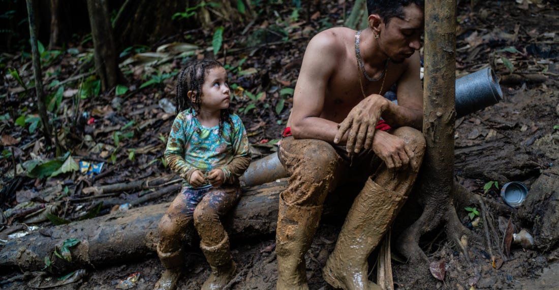 Conoce la historia tras la foto del venezolano que cruzó el Darién junto a  su hija