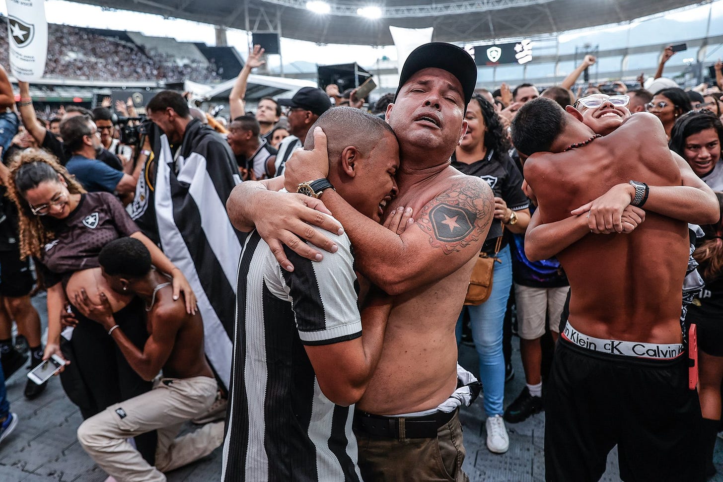Los fanáticos del Botafogo celebran la victoria de su equipo en Río de Janeiro, Brasil.