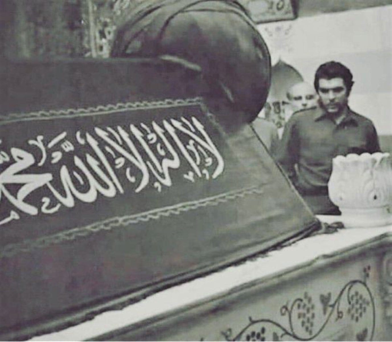 Alex Shams on X: "Che Guevara visiting the tomb of Saladin in Damascus,  Syria in 1959. He visited the mausoleum, a symbol of resistance that is  dedicated to the general who freed
