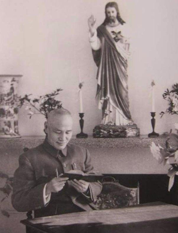 Leader of the Republic of China Chiang Kai-shek, who was a Methodist, reads  a Bible - 1940s [602x787] : r/HistoryPorn