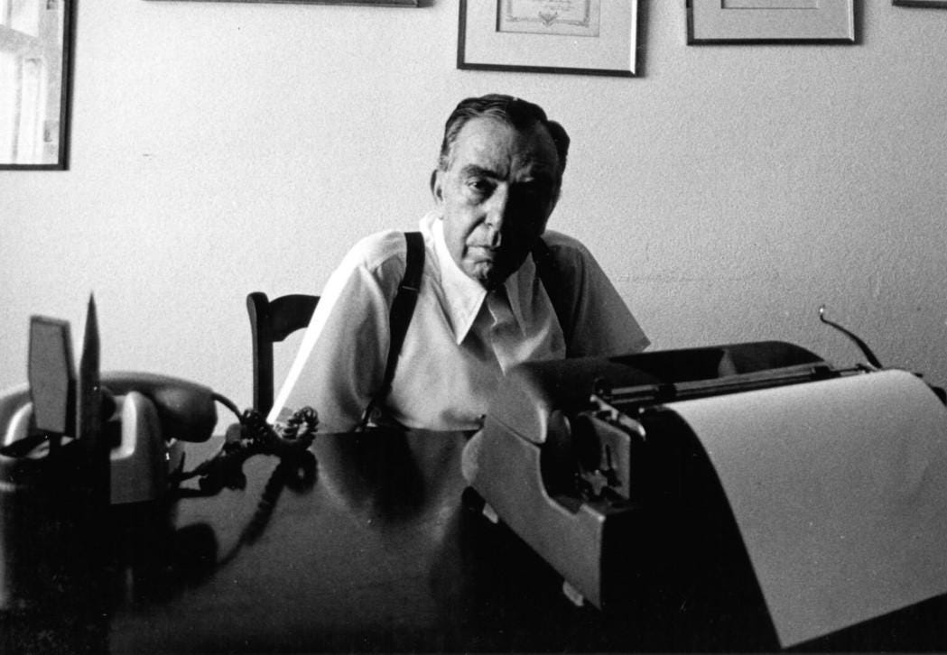 Foto preta e branca de homem sentado em frente a piano

O conteúdo gerado por IA pode estar incorreto.
