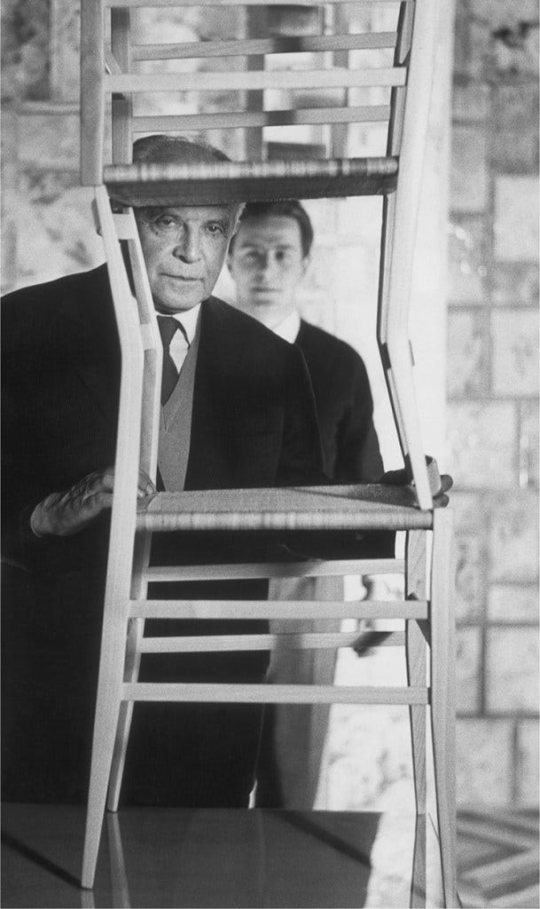 Superleggera Gio Ponti. L'architetto immortalato insieme al figlio, mentre sovrappone due modelli.