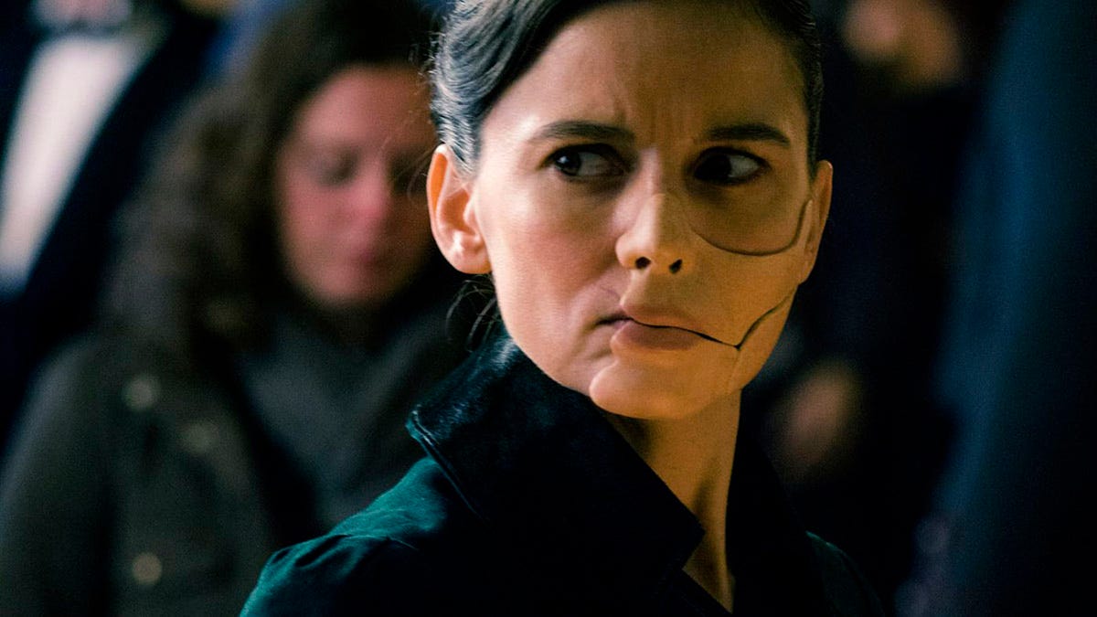 Screenshot of Doctor Poison—a woman wearing a flesh-coloured mask to cover facial scars—from Wonder Woman.