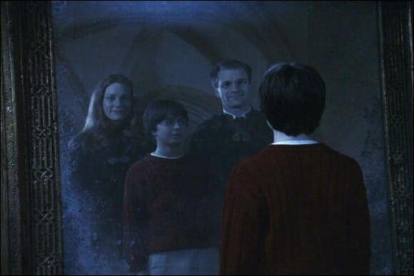 Photo : Harry Potter avec ses parents Lily et James dans le Miroir du  Riséd. - Purepeople