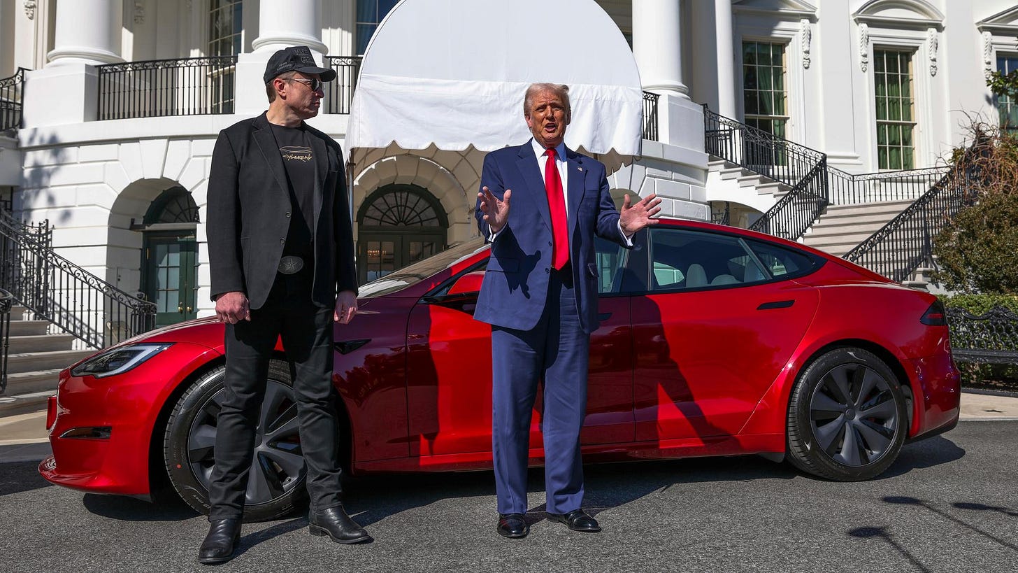 Donald Trump wirbt vor Weißem Haus für Tesla - ZDFheute