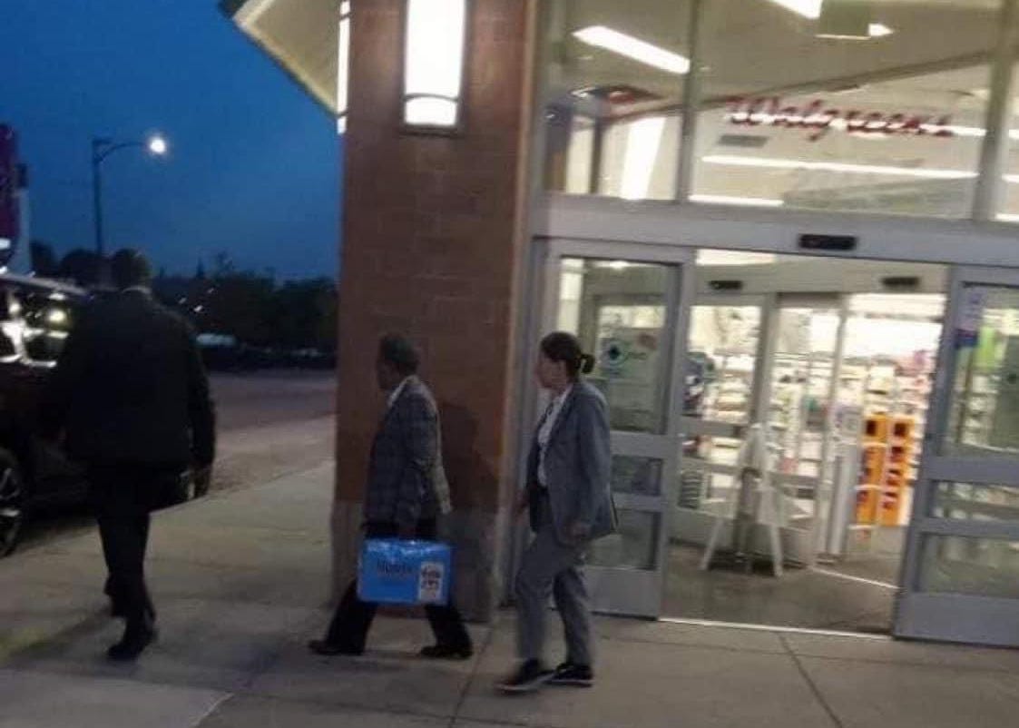 𝔪𝔬𝔯𝔤 📚 on X: "lori lightfoot leaving walgreens with a pack of modelos  https://t.co/Rx3Jg4ajaO" / X