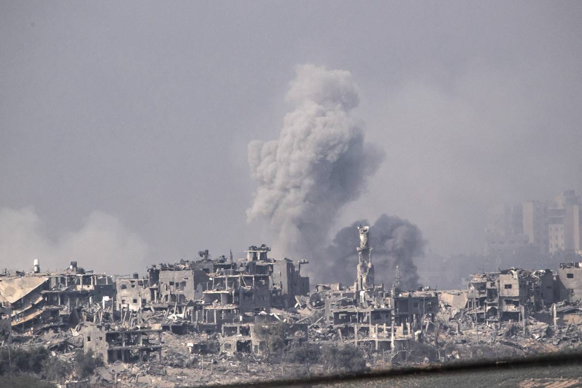 Füst száll fel Gázában, amely Sderot városából látható, miközben az izraeli légicsapások folytatódnak Sderotban, Izraelben 2023. november 2-án [Mostafa Alkharouf/Anadolu Agency]