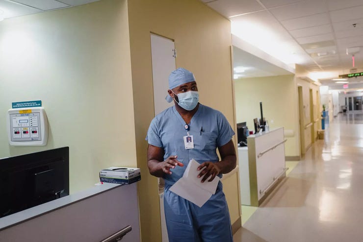 El doctor Rolle, en el hospital / Ryan Christopher Jones (NYT)