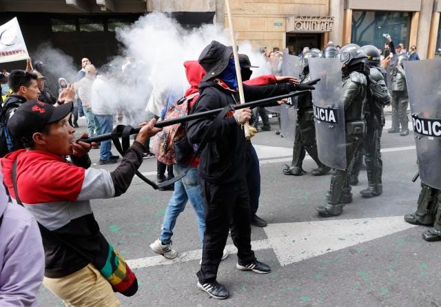 Magistrados de la Corte Suprema de Justicia fueron sitiados por revoltosos  en Bogotá - LaPatilla.com